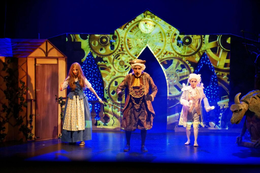 Escena de la obra de teatro "La Bella y la Bestia" de la compañía En la Luna Teatro